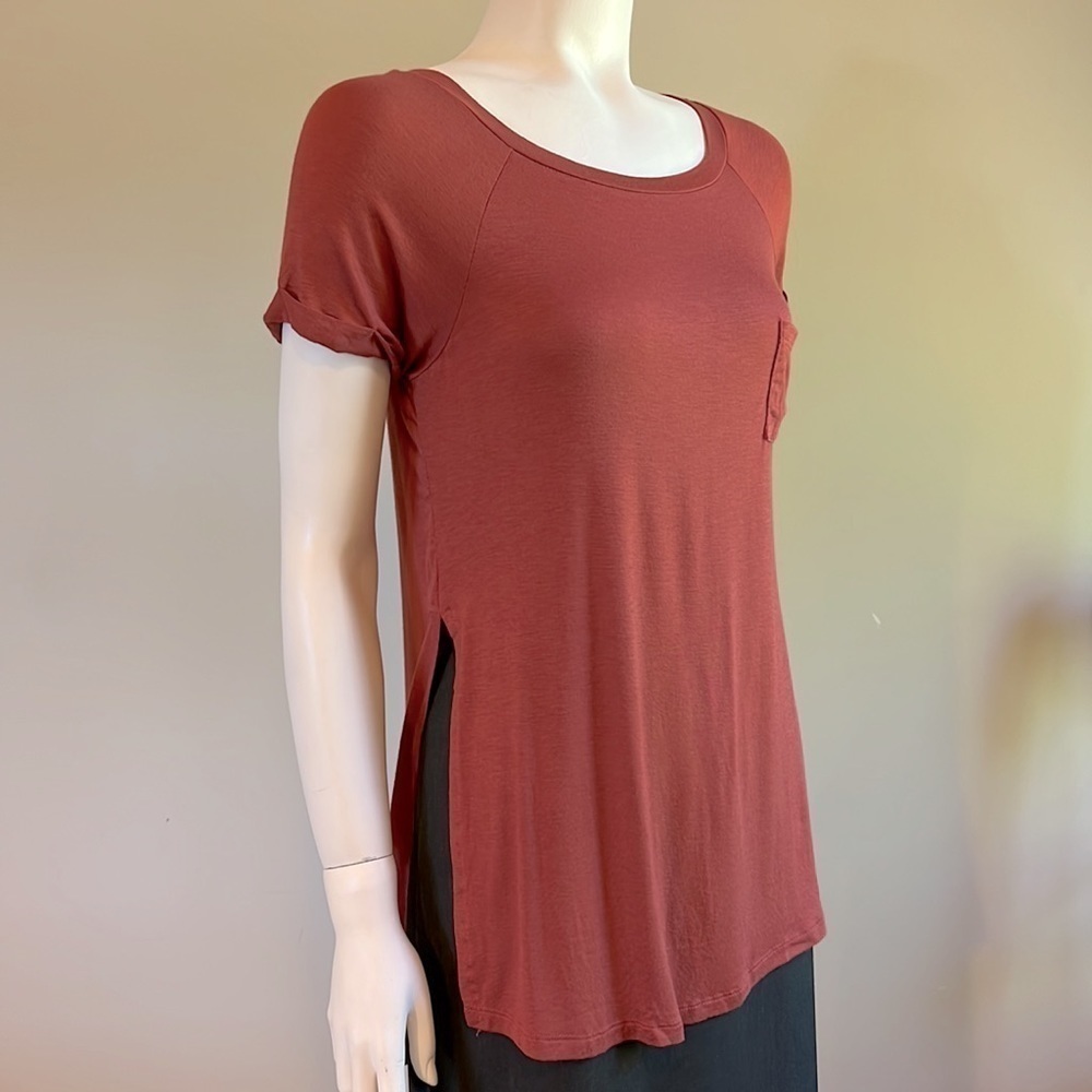 ACTIVE USA • Side Slit T-Shirt